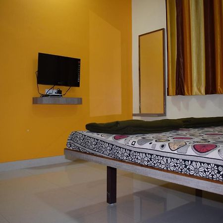 Vrundavan Hotel And Lodging Akalkot Екстер'єр фото